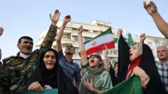 Pessoas participam de protesto em Teerã após bombardeios dos EUA