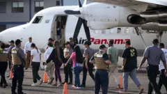 Pipo wan go enta plane. Security stand by.