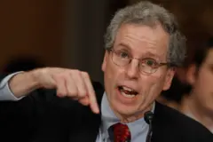 السفير الأمريكي الأسبق في سوريا روبرت فورد يدلي بشهادته أمام لجنة العلاقات الخارجية في مجلس الشيوخ الأمريكي في مبنى الكابيتول في الأول من مارس/آذار 2012 في العاصمة واشنطن.
