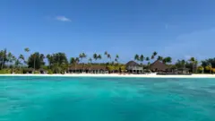 O resort Sun Siyam Olhuveli, visto do mar