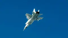 عکسی که ارتش سوئد منتشر کرده و می‌گوید یکی از سه جت جنگنده میگ-۳۱ روسیه پس از ترک حریم هوایی استونی است
