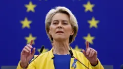 رئیس کمیسیون اروپا می‌گوید سود شرکت‌های توزیع کننده انرژی باید بین کسانی که بیش از همه به آن نیاز دارند «تقسیم شود.»