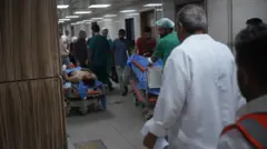 جرحى من الجيش السوري يرقدون على نقالات في مستشفى (المواساة) بعد غارات جوية إسرائيلية على دمشق، سوريا.