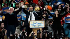 Mamdani acompanhado por Bernie Sanders e Alexandria Ocasio-Cortez