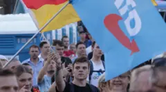 Um jovem em comício do AfD