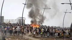 Um incêndio em meio a centenas de pessoas junto à fronteira terrestre entre Marrocos e Espanha, em Ceuta.