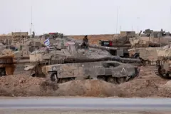 دبابات إسرائيلية تتمركز على حدود إسرائيل مع قطاع غزة في 19 سبتمبر/أيلول 2025.