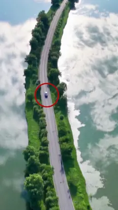  Vožnja po nebu: Jezero ogledalo stvara iluziju 