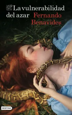 Portada del libro "La vulnerabilidad del azar" en el que se puede ver a una chica joven pelirroja con los ojos cerrados tumbada en el suelo. Una serpiente recorre su cuello.