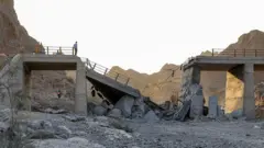 Se observa un puente gravemente dañado por un ataque estadounidense en la carretera que conecta Roudan y Bandar Abbas, en el sur de Irán, el 18 de julio de 2026.
