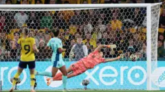 Kosovare Asllani wa Sweden ubwo yinjizaga igitego cya kabiri 