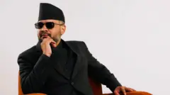 बालेन शाह दौरा सुरुवाल र कालो ढाका टोपीमा। 