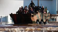 Veículo militar carrega pessoas resgatadas 