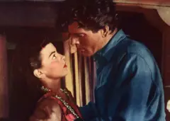 Escena de la película "Su Majestad O'Keefe', con Burt Lancaster a punto de besar a su coprotagonista.