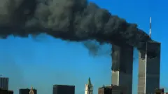 دخان يتصاعد من مركز التجارة العالمي بعد اصطدامه بطائرتين في 11 سبتمبر/أيلول 2001 في مدينة نيويورك. 