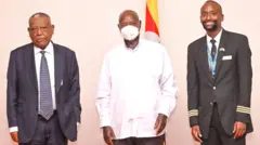 አቶ ግርማ ዋቄ፣ ከኡጋንዳው ፕሬዝዳንት ዩዌሪ ሙሴቪኒ እና ኡጋንዳዊ ፓይለት ሮበርት ካቲራ ጋር