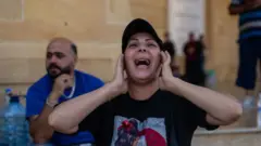 शनिवार को तेहरान में इसराइल के ख़िलाफ़ प्रदर्शन में शामिल एक महिला