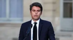 گابریل اتل ۳۴ ساله در اوایل سال جاری به عنوان جوان‌ترین نخست وزیر فرانسه شروع به کار کرد