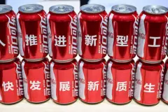 Varias latas de Coca Cola una encima de otra