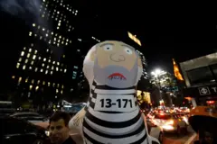 Boneco do Lula como presidiário em protesto
