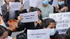 प्रदर्शनमा उत्रिएका नर्सहरूको तस्बिर