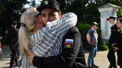 Призывник прощается с мамой (архивный снимок)