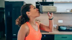 Mulher bebendo whey protein
