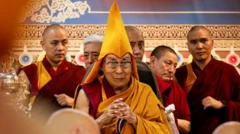 Далай-лама молится перед выступлением