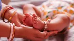 శిశువుకు పొత్తికడుపులో రెండు వికృత పిండాలు ఉండటంతో ఉబ్బిపోయి ఆహారం తీసుకోలేకపోయింది
