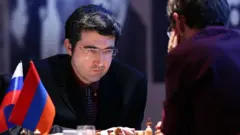 Шахматисты Владимир Крамник и Левон Аронян за шахматной доской 