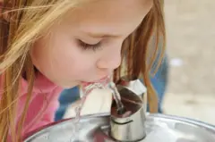 Devojčica pije vodu 