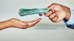 Harka maallaqa kennuufi fudhatu