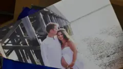 Uma imagem de Lindsay e Patrick Clancy exibida no tribunal quando ela estava grávida