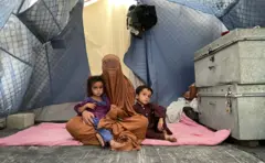 Rozina et ses deux enfants dans une tente