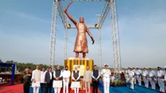 क़रीब 8 महीने पहले लगी शिवाजी महाराज की प्रतिमा ढह गई है.