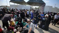 ရာဖာ နယ်စပ်ဂိတ်ကို ဖြတ်နိုင်ဖို့ စောင့်ဆိုင်းနေသူတွေ