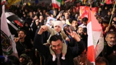 जश्न मनाते लोग 