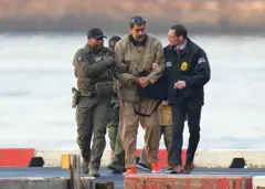 Nicolás Maduro esposado tras aterrizar en un helipuerto de Manhattan, escoltado por agentes federales fuertemente armados, mientras se dirigen a un vehículo blindado que los lleva a un tribunal federal el 5 de enero de 2026 en la ciudad de Nueva York.