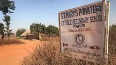 Asambodo njirimaara ụlọakwụkwọ St. Mary's ka ọhịa gbara ya okirikiri
