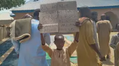 Nwata nwoke ji epekele akwụkwọ o ji eme mkpesa, megide ihe onye nkụzi, nne na nna na onye Kanselọ kwuru