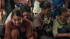 Lễ tang những người thiệt mạng do vụ oanh kích của quân đội Myanmar ở Mrauk U, bang Rakhine, Myanmar, ngày 26/8/2025