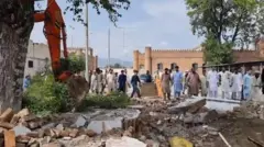 مسوولین وايي، د چاودنې له کبله د جومات ودانۍ نړېدلې.