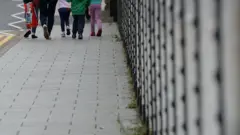 مجموعة من الأطفال مع أسرتهم
