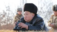 تُظهر صورة نشرتها وكالة الأنباء المركزية الكورية الشمالية الرسمية (KCNA) الزعيم الكوري الشمالي كيم جونغ أون وهو يُشرف على مناورة لإطلاق صواريخ كروز استراتيجية في بحر كوريا الغربي في موقع غير مُعلن في كوريا الشمالية