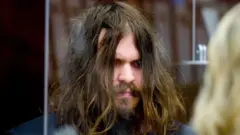 ኣብ ገዛኡ ጸረ ሕደ ጾታውያን ጽልኢ ዝሰብኩ መጽሄታት ተረኺቦሞ