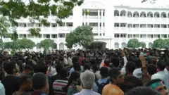 শনিবার সুপ্রিম কোর্ট প্রাঙ্গণে অবস্থান নিয়ে শিক্ষার্থীদের বিক্ষোভ