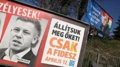Два билборда, призывающие голосовать за «Фидес», на одном из них изображен Петер Мадьяр, на другом — Виктор Орбан.
