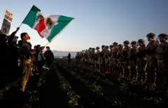 Manifestantes frente a elementos de la Guardia Nacional en Camarillo