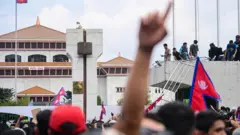 भदौ २३ गते संसद् भवनअगाडि प्रदर्शन गर्दै जेन जी आन्दोनकारीहरू 