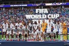 Los jugadores de Inglaterra tras recibir sus medallas por el tercer puesto en el Mundial.
